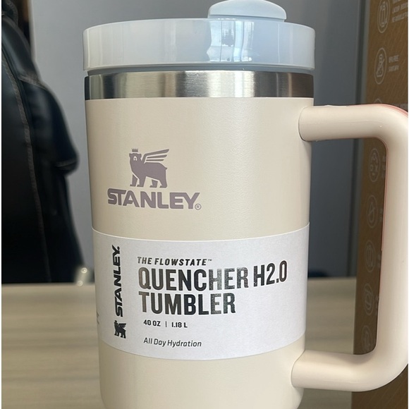 "Brand New Stanley The Quencher H2.0 FlowState™ Tumbler 40 oz / 1.18 L - Picture 1 of 7